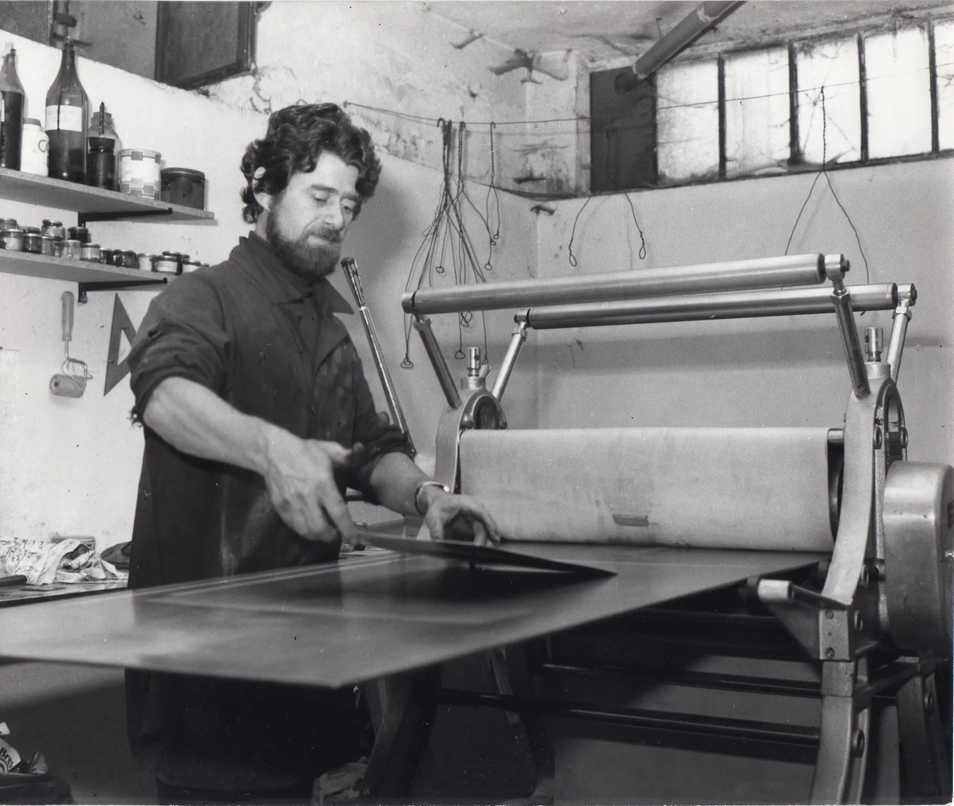 Un artista stampa una propria lastra al torchio calcografico Bendini.
