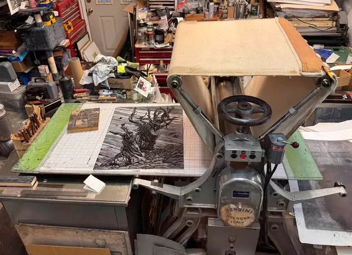 Nello studio dell'artista Rik Olson — Occidental, California. «My Bendini in use for larger linocut.» Fiorella Moria: «Bendini is my forbidden dream…» — Carolyn Lee Olsen: «Still going after all these years!» — Rik Olson: «I bought it in my last week in Italy and put it in my household goods for shipping to California. Cristiano Toraldo helped me buy it in Bologna. 1976.»