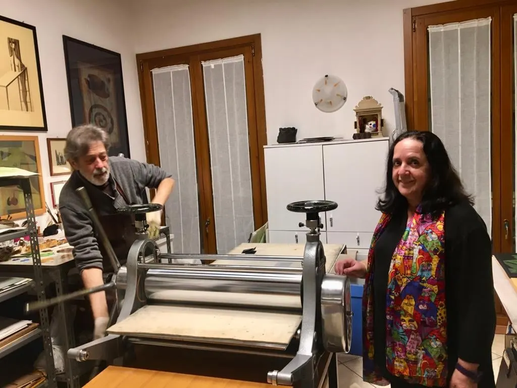 Gli artisti Chiara Toni e Vladimiro Elvieri alla preparazione di stampa.