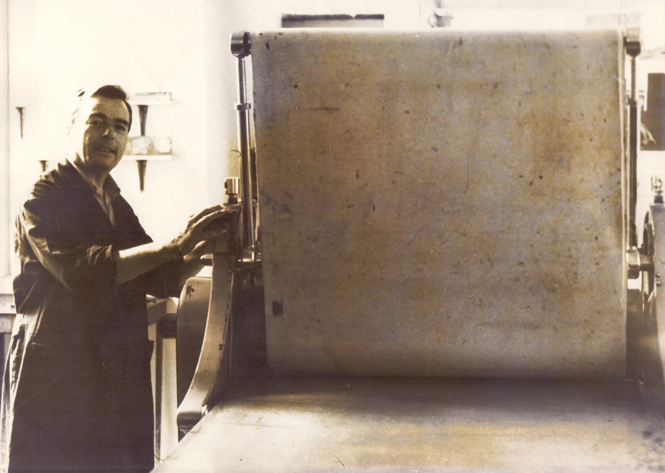 Oliviero Bendini accanto a un torchio calcografico nella sua officina