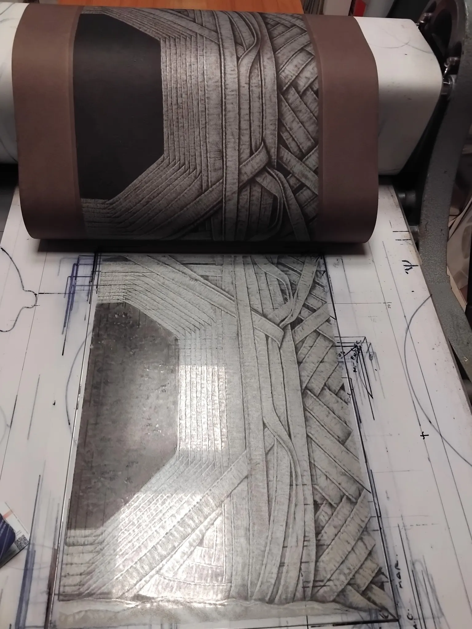 Opera dell'artista Maria Chiara Toni. Ristampa del bravissimo stampatore Vladimiro Elvieri di un'incisione a puntasecca e tecnica Goetz su plexiglas (due matrici) del 1995, con inchiostri argento e nero su carta marrone (tecnica dell'autore).